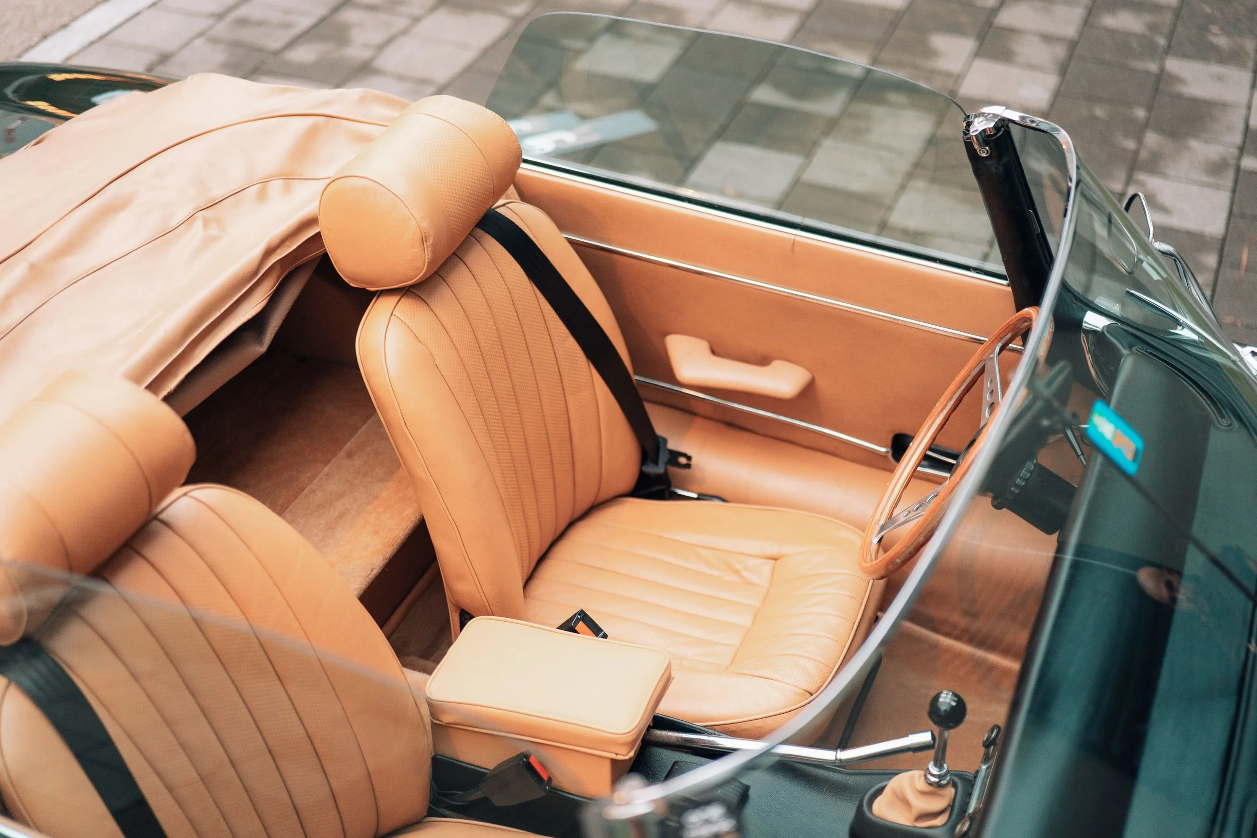 Jaguar E-Type V12 Roadster, hellbraune Ledersitze von oben