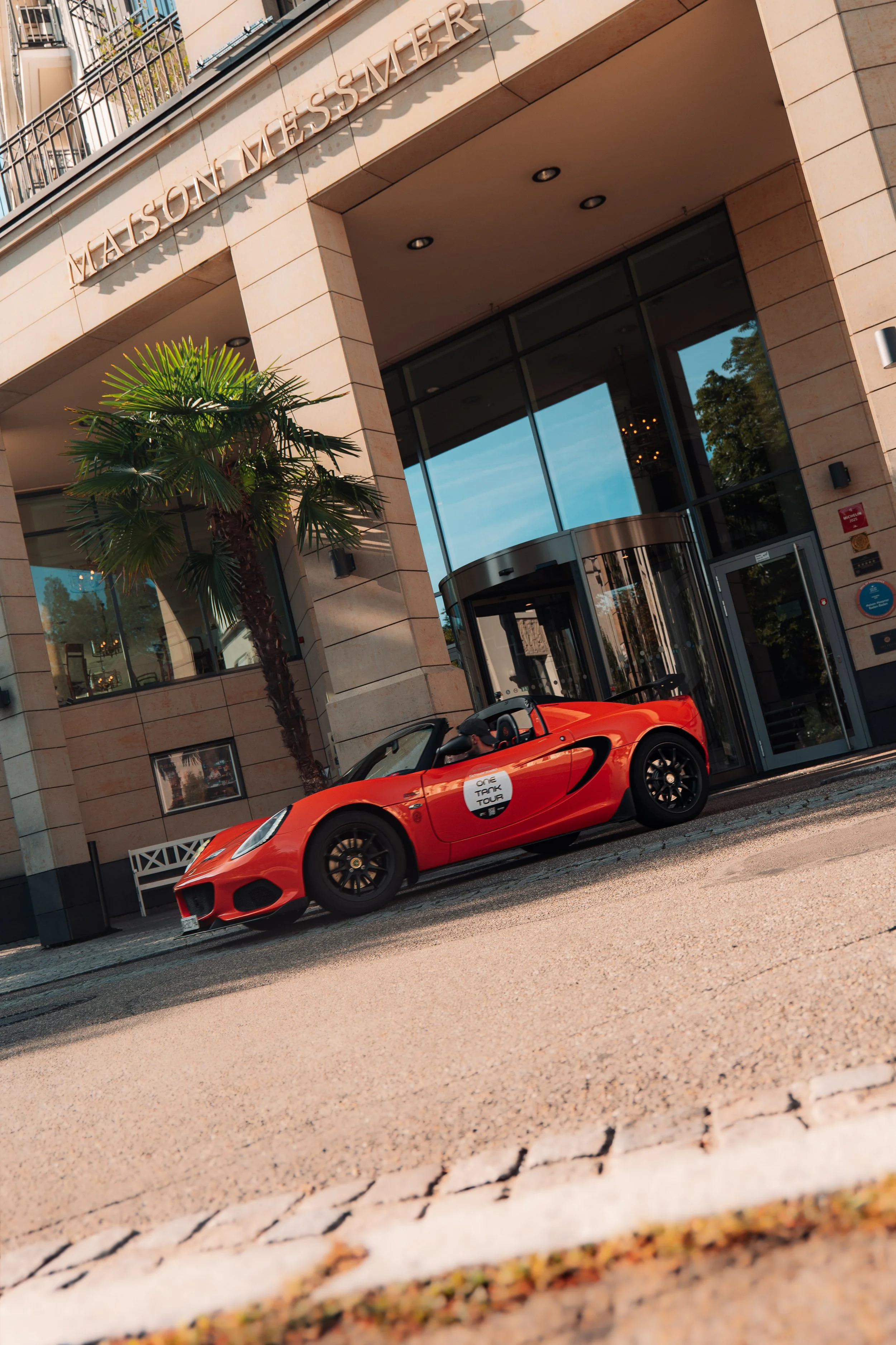 Roter Ferrari vor dem Hotel in Baden-Baden, One Tank Tour Schwarzwald 2026