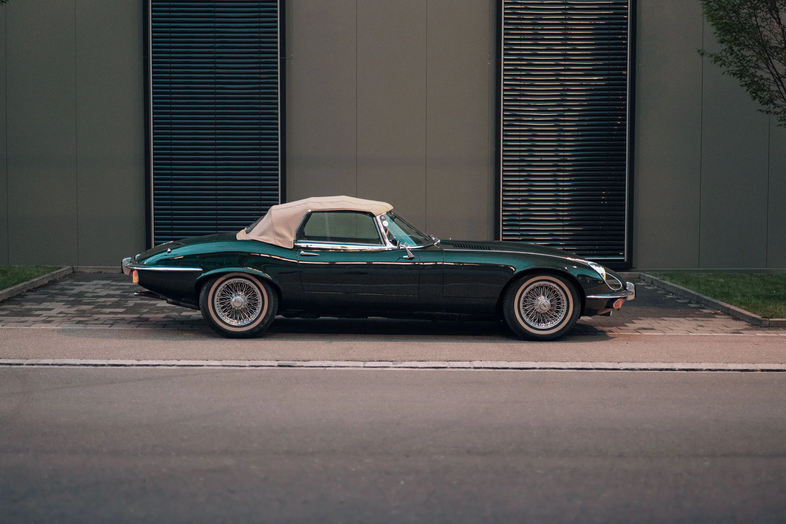 Jaguar E-Type V12 Roadster mit geschlossenem beigem Verdeck, Seitenprofil