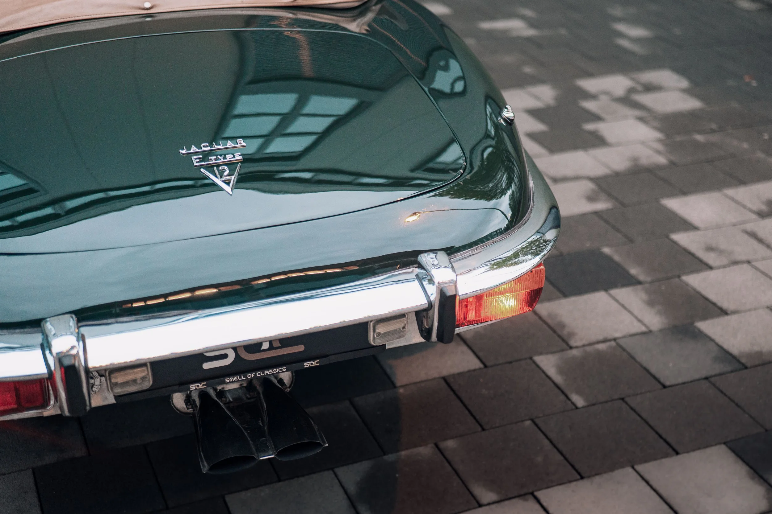 Jaguar E-Type V12 Roadster, hintere Chromstossstange und Heck, Nahaufnahme