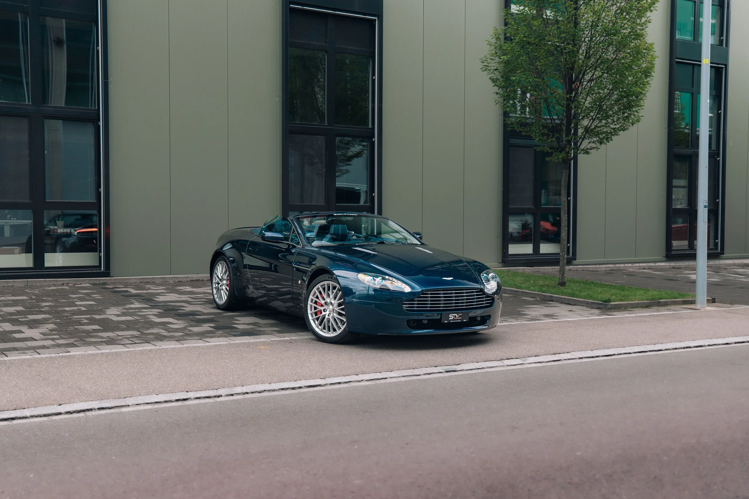 Aston Martin V8 Vantage Roadster, offen, Dreiviertelansicht von vorne rechts