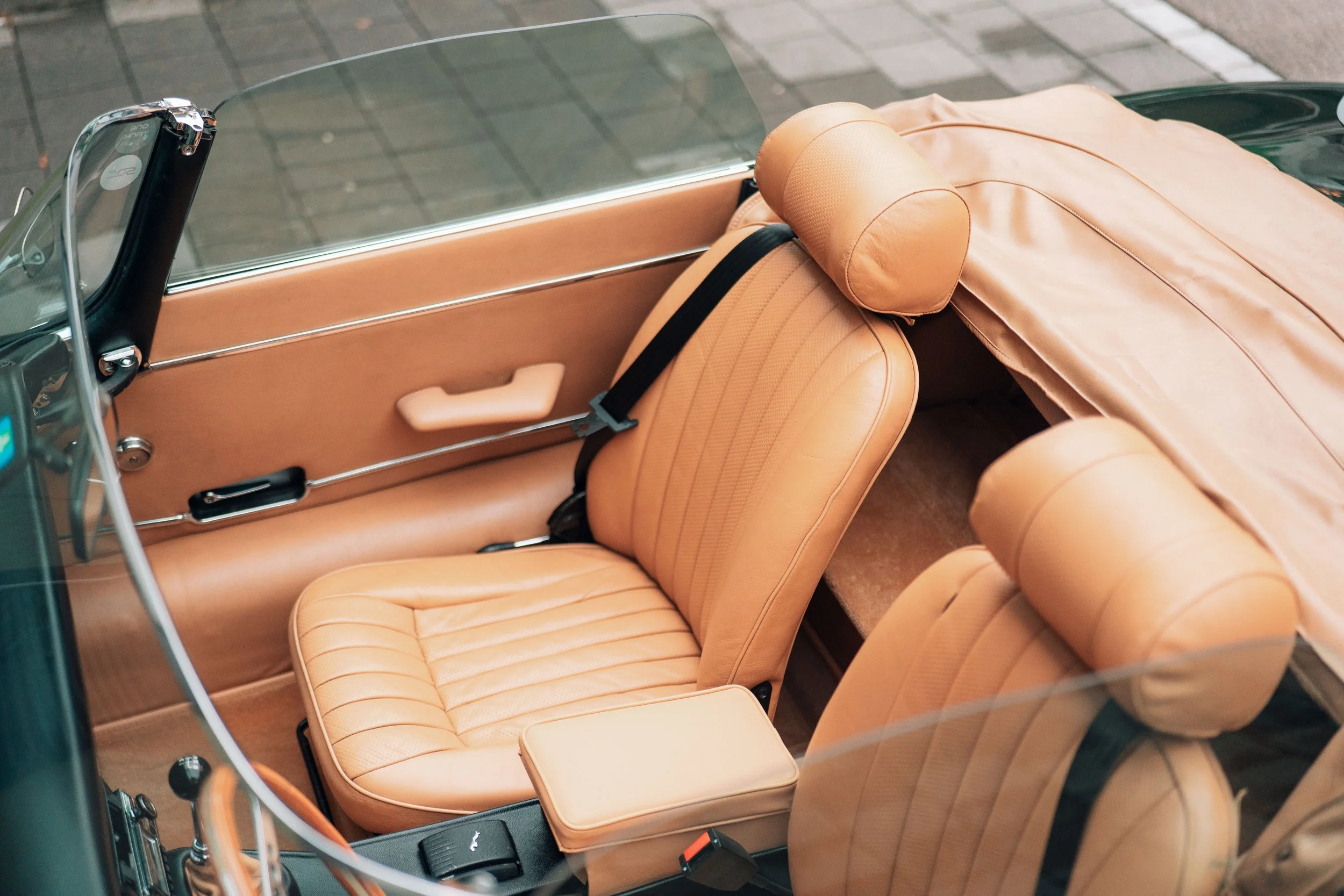 Jaguar E-Type V12 Roadster, hellbraunes Lederinterieur von der Beifahrerseite