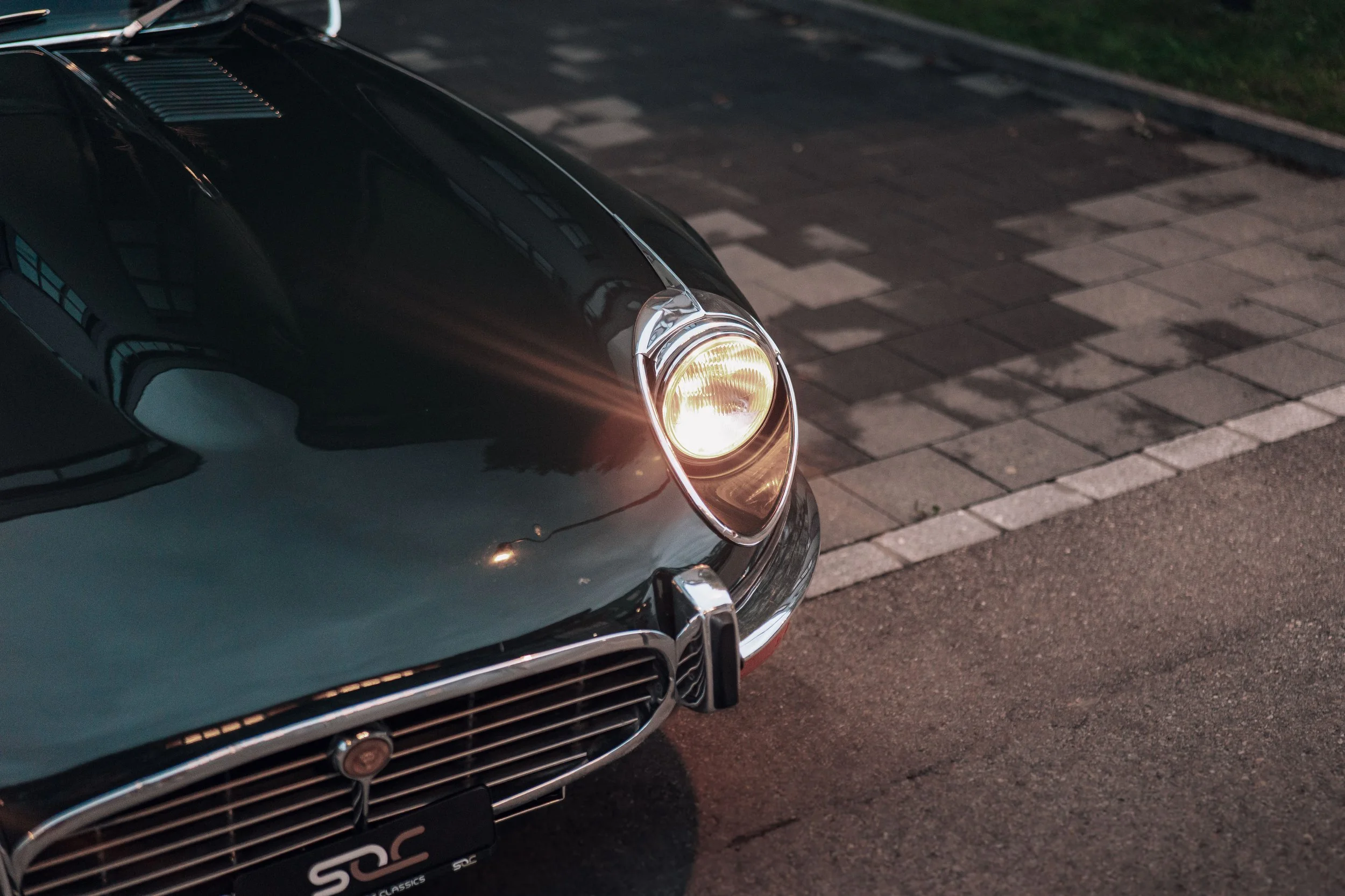 Jaguar E-Type V12 Roadster, Kühlergrill und Scheinwerfer, Nahaufnahme