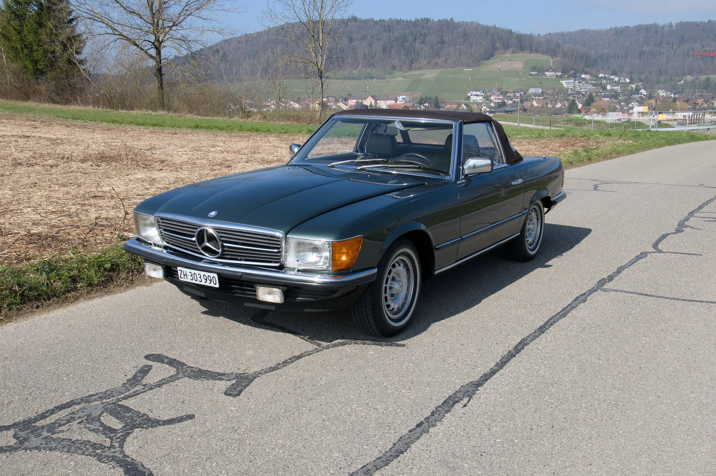 Mercedes-Benz 280SL R107 in Dunkelgrün, verkauft von Smell of Classics