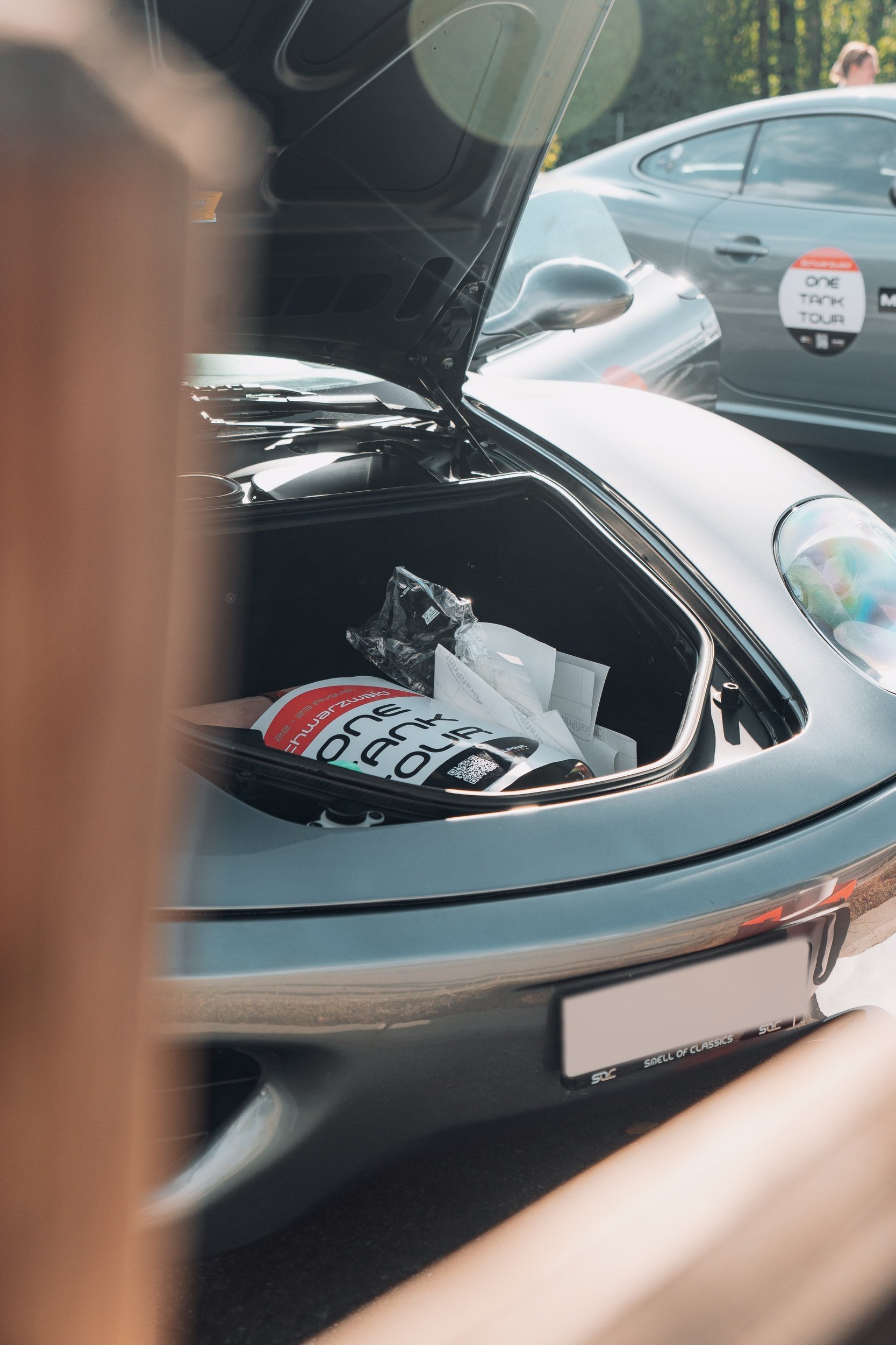 Gepäck im vorderen Kofferraum eines silbernen Ferrari 360 vor einer One Tank Tour