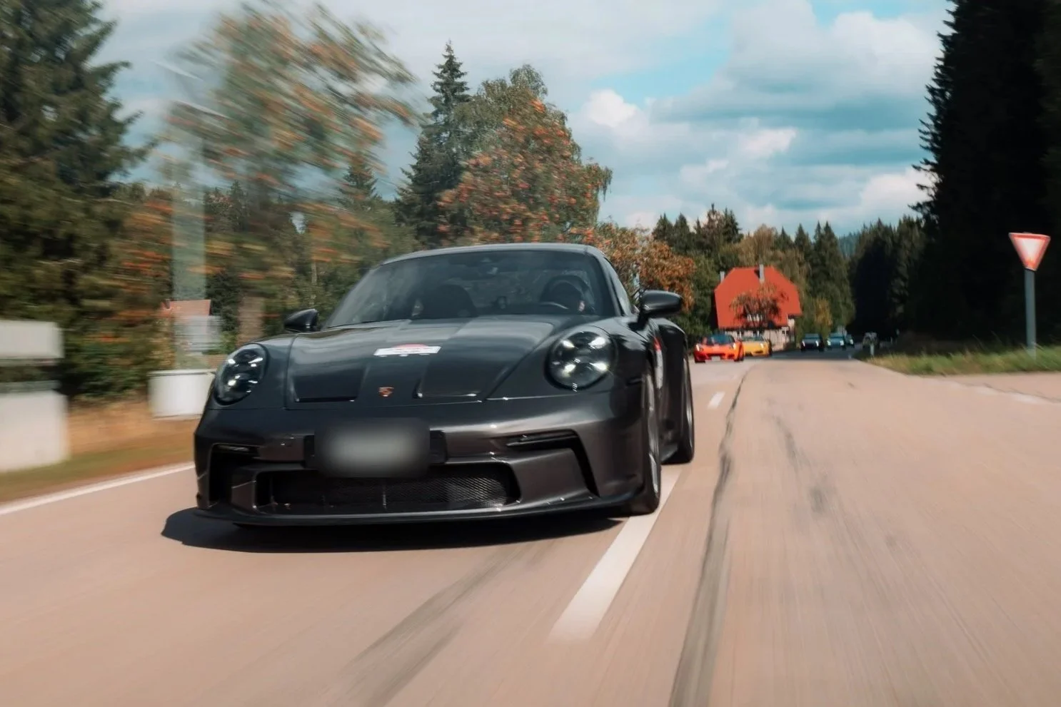 Grauer Porsche 911 GT3 auf einer Landstrasse bei einer früheren One Tank Tour