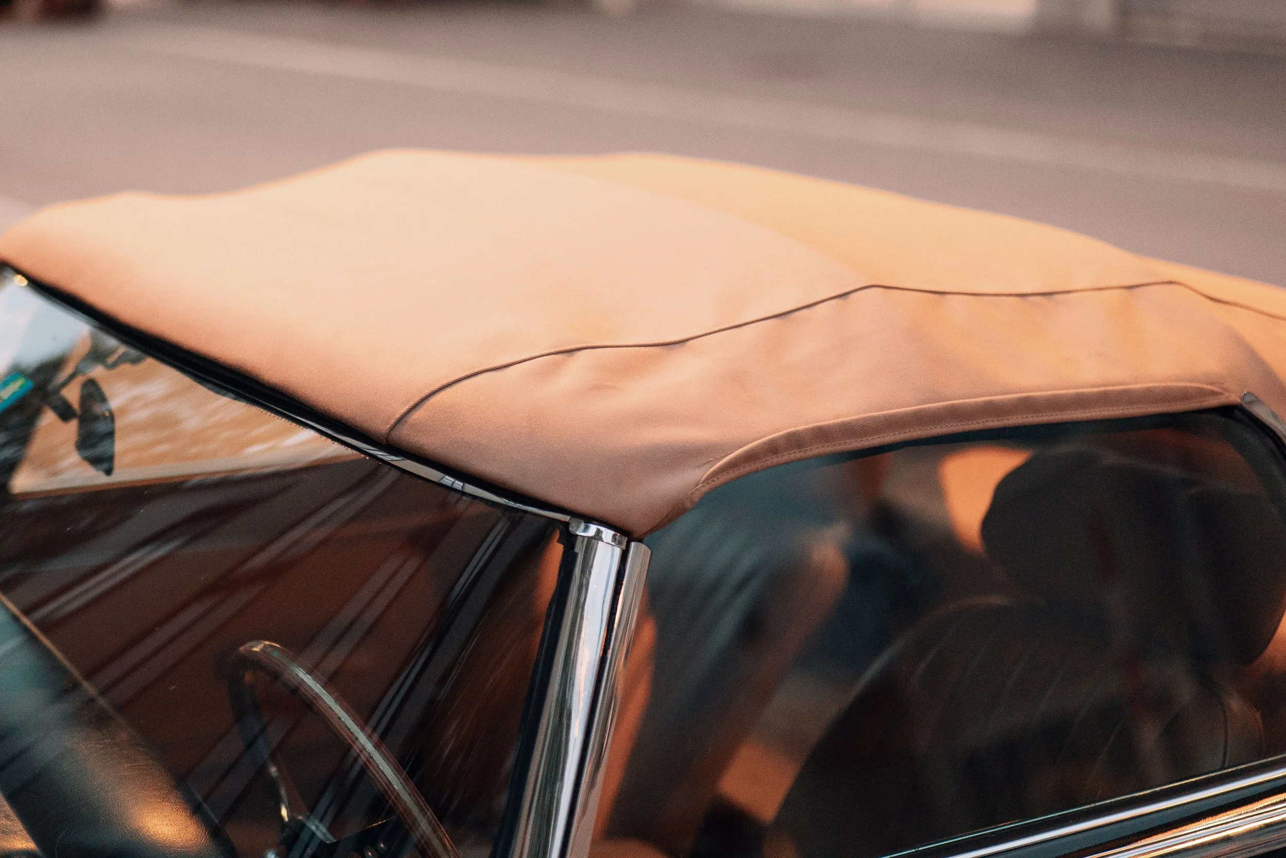 Jaguar E-Type V12 Roadster, beiges Verdeck, Nahaufnahme