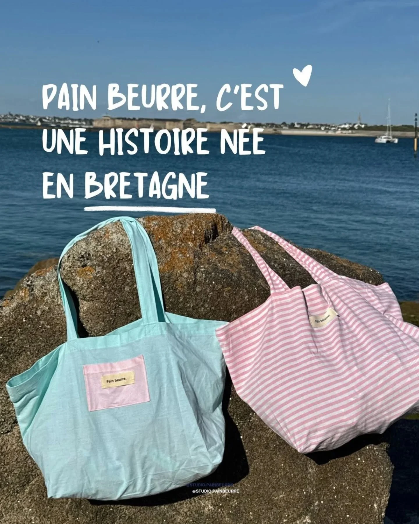 Pain beurre, c'est une histoire n&eacute;e en Bretagne, cousue main et cousue c&oelig;ur depuis 3 ans 🌊

Pourquoi "Pain beurre" ? C'est le surnom h&eacute;rit&eacute; de l'enfance de notre designer, Marine. Oui, elle adore les tartines au 
