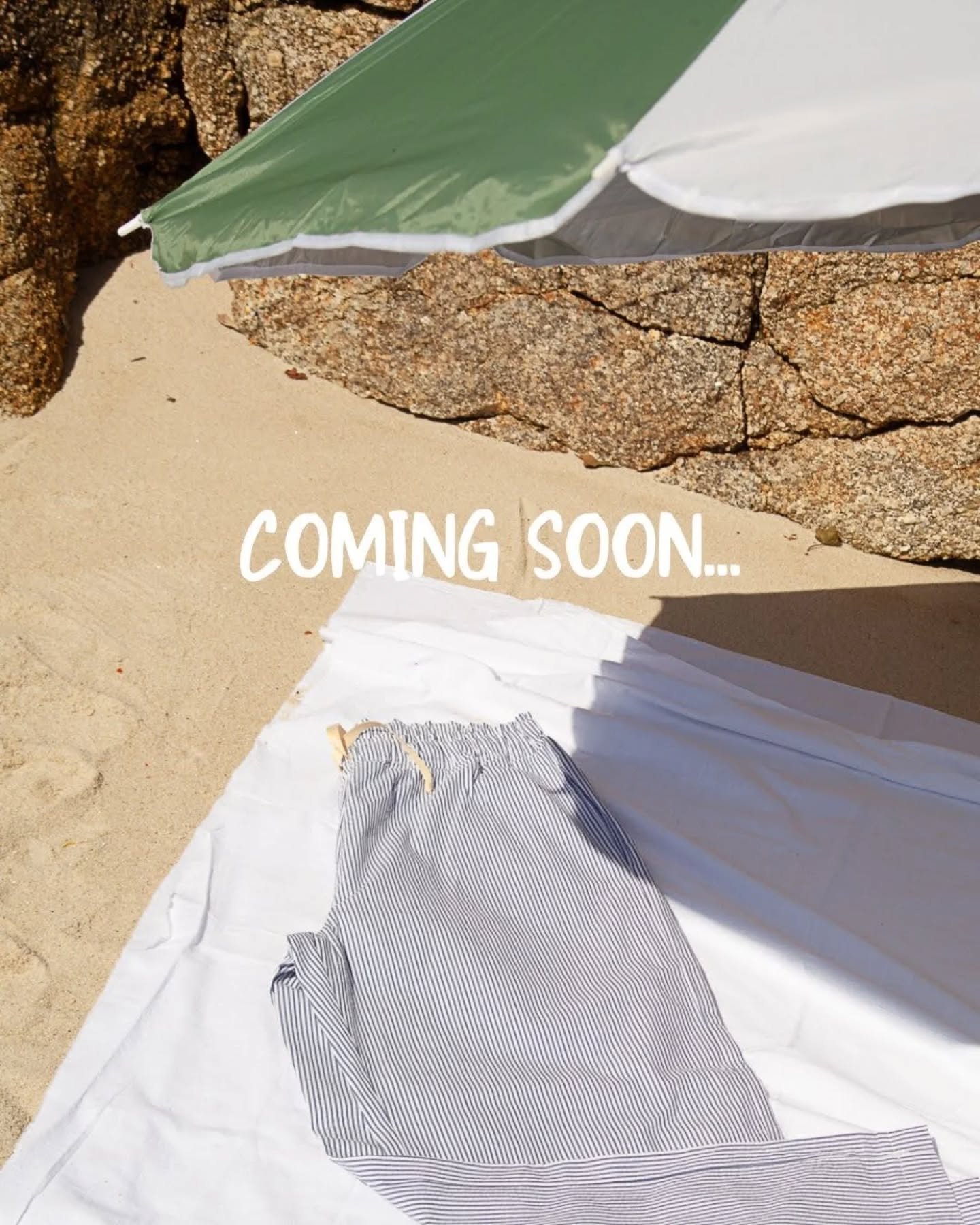 Coming soon ... 🌿
Une nouvelle collection arrive le 26 avril ! 

🌊 Pour cette collection, j'avais envie de po&eacute;sie et de douceur. Alors j'ai d&eacute;cid&eacute; de vous raconter une histoire. 
Vous raconter l'histoire de cette petite fille. 