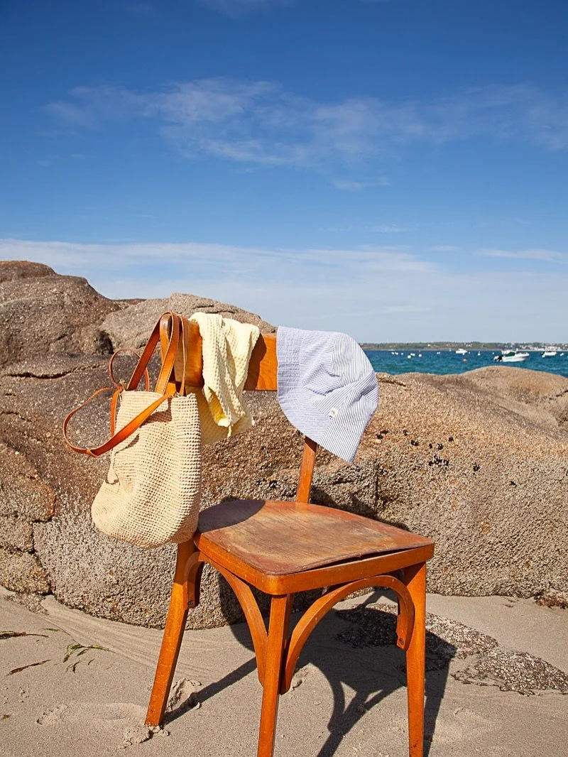 Cette collection, c&rsquo;est surtout une fa&ccedil;on de revenir &agrave; ce qui compte.

&Agrave; la mer, &eacute;videmment. Et aussi &agrave; une mani&egrave;re de cr&eacute;er plus douce, plus lente, toujours plus vraie.

Des pi&egrave;ces simple