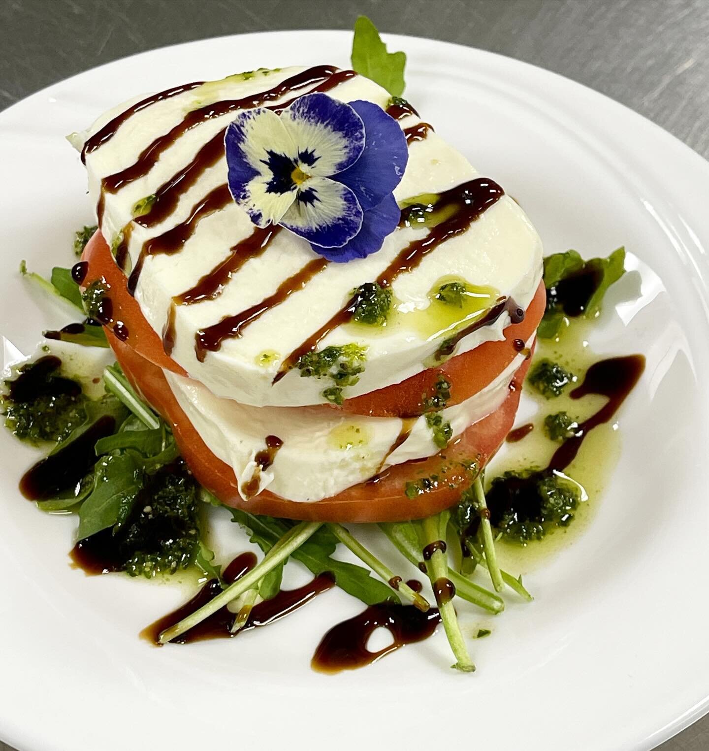The perfect spring/summer Caprese salad. Vine ripe tomatoes and hand pulled fresh mozzarella over a bed of baby arugula, drizzled with pesto and balsamic reduction. 

Call or email today!
 
(203)-269-9266

Info@bourassacatering.com
.
.
#cheflife  #fo