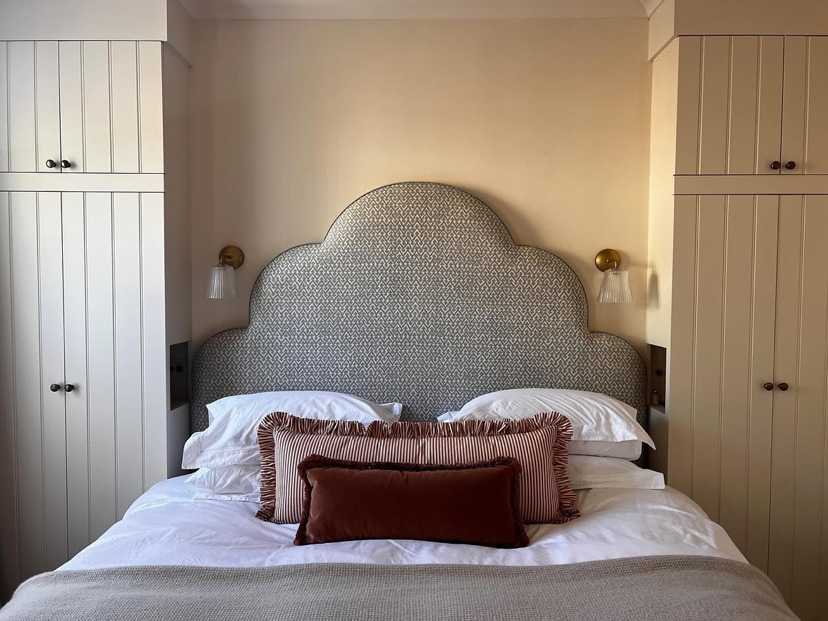 What a lovely, and well thought out bedroom by @annabelmbarry 👏🏼🏠🤎

She&rsquo;s testament to the fact that when you start making your bed with a Big Boy, you will not go back! ✨