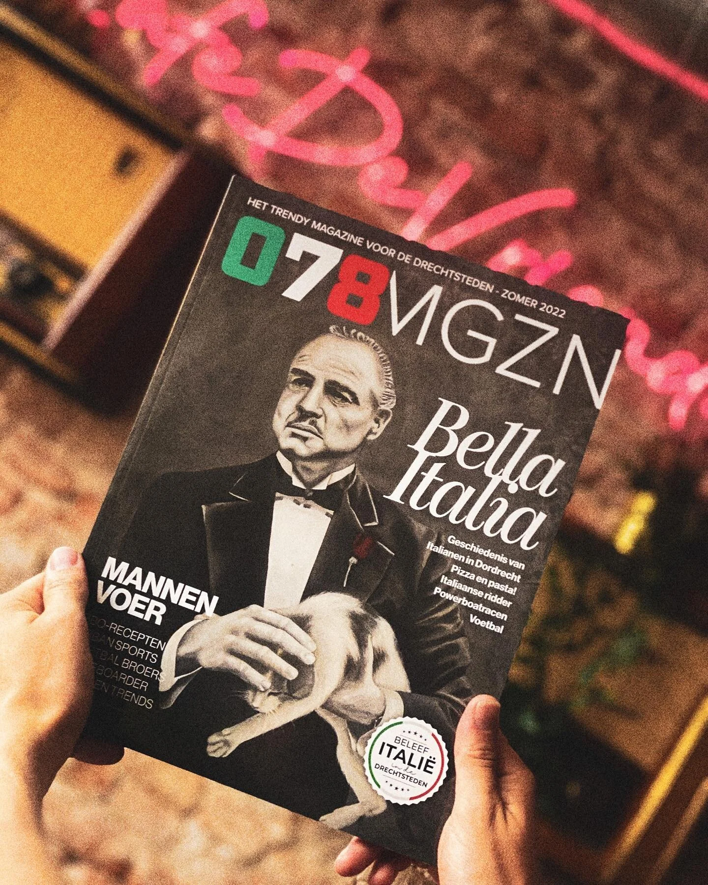 Heerlijk @078mgzn lezen bij @cafedevrienden 💕 #boekjelezen #078magazine #cafedevrienden