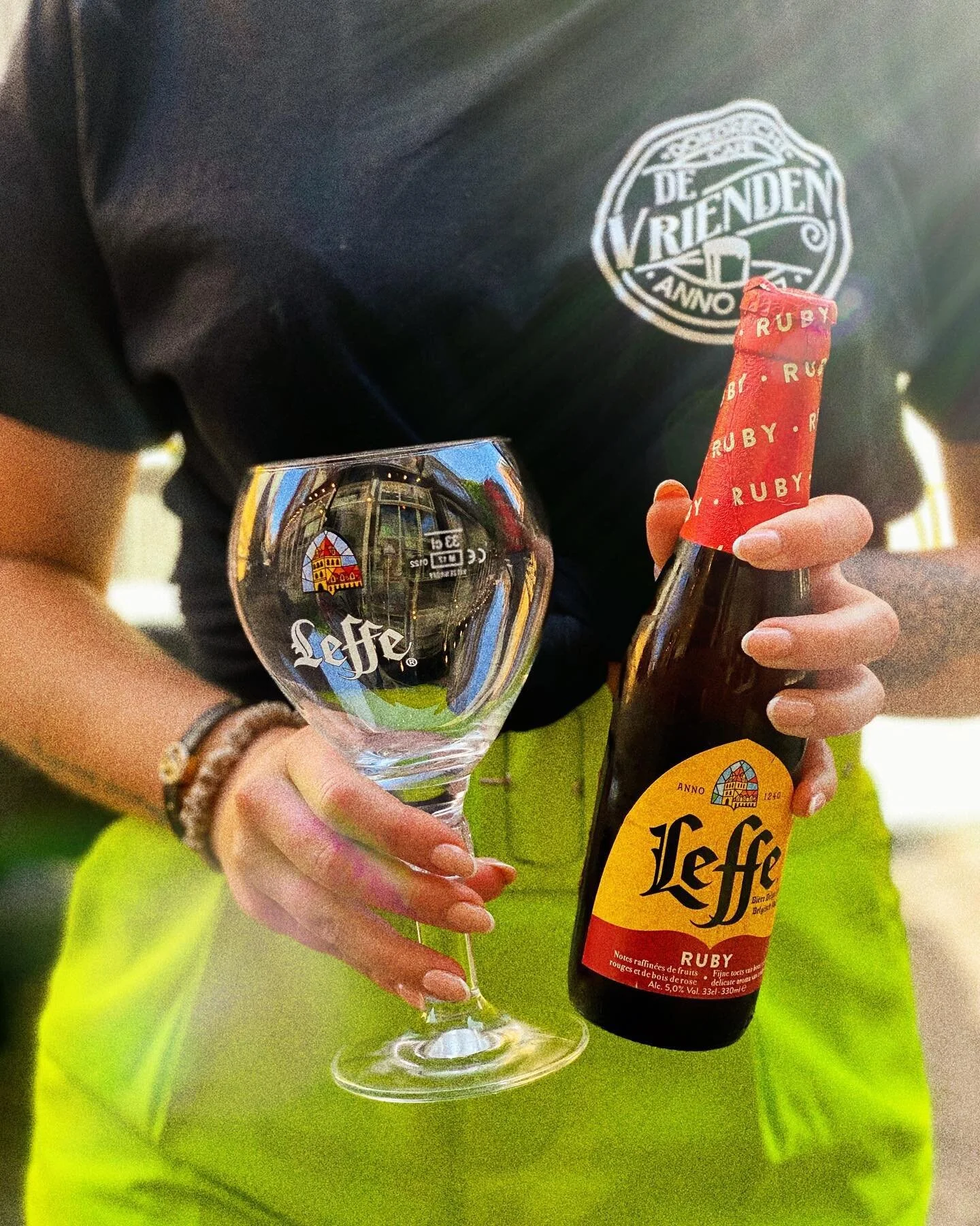 ❤️ hebben jullie de Leffe Ruby al eens geprobeerd? Een heerlijk verfrissend fruitig biertje wat perfect past bij dit warme weer ❤️ #cafedevrienden #lefferuby #leffe #sunsout