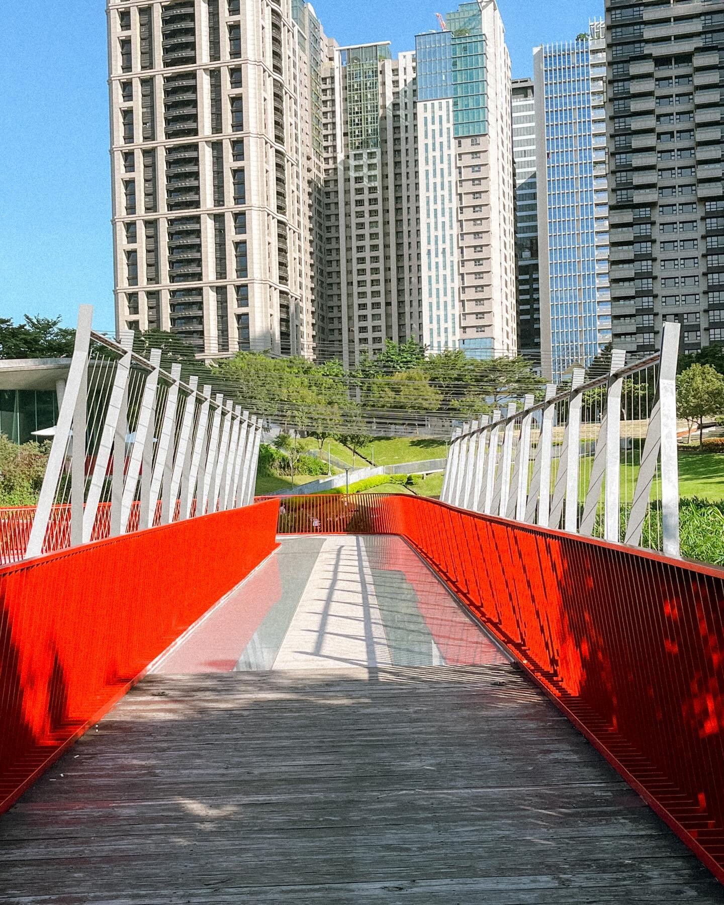 Follow the red bridge and see where it takes you #findyourzen #taichungpark