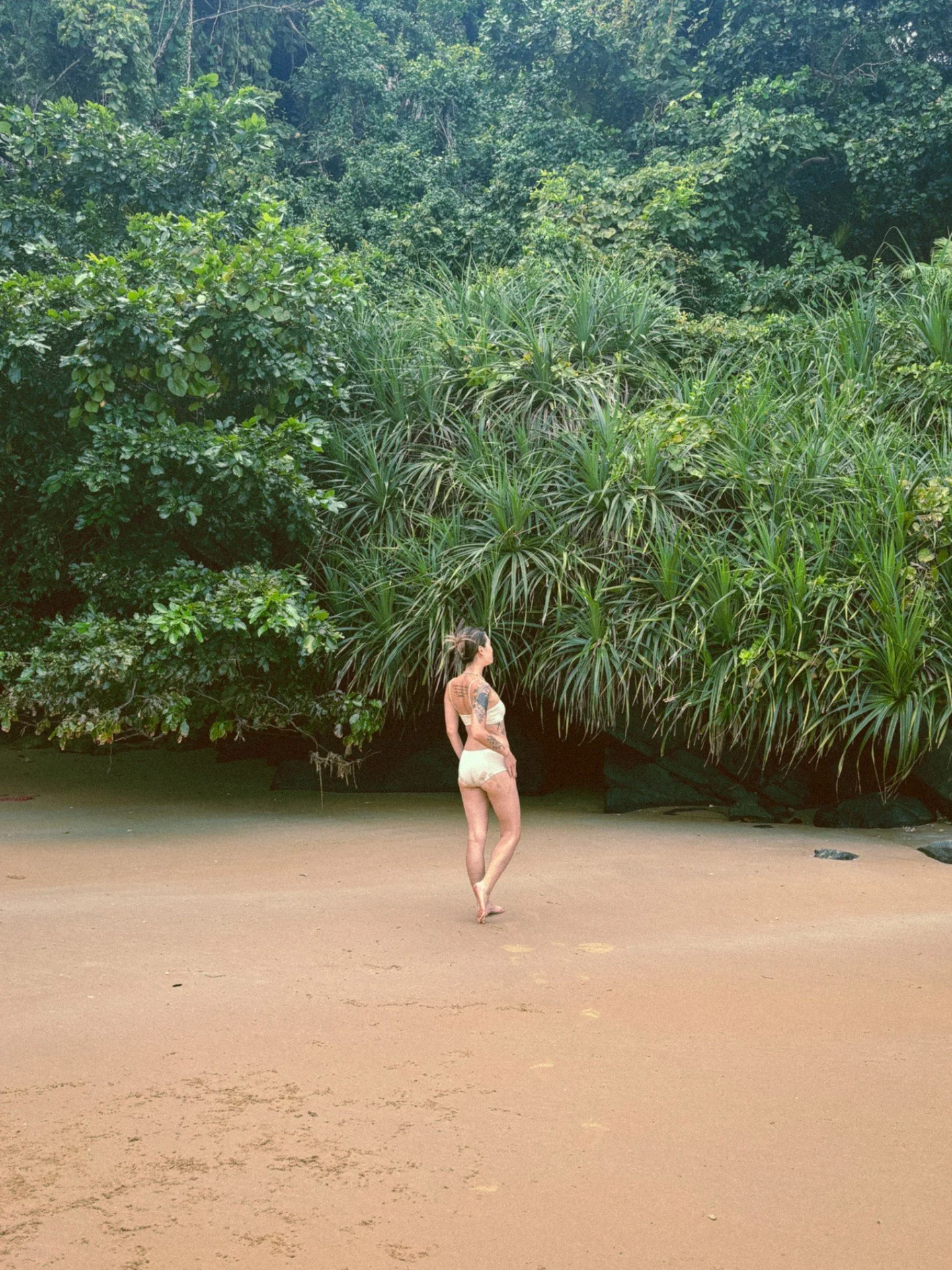 There&rsquo;s something so raw and peaceful about Con Dao&rsquo;s untouched coastlines &mdash; quiet, warm waves and the occasional airplane overhead 🛬

Dam Trau Beach might just be one of my favorite beaches in Vietnam. Soft sand, no crowds, and th