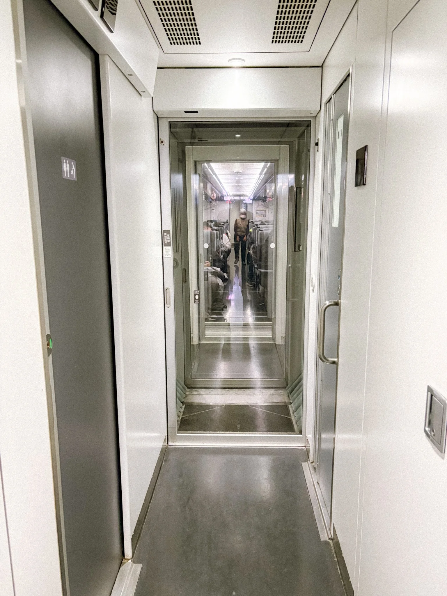 Taiwan Railway - bathroom hallway.jpg