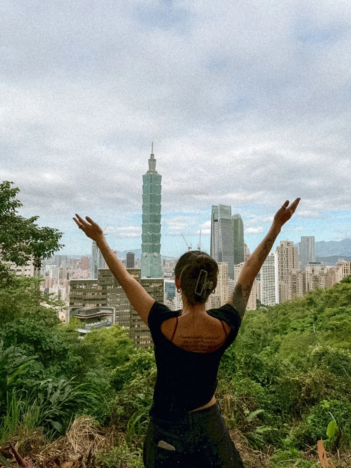 Is this the best view of Taipei&hellip; or is it just the sweat talking? 😅

Climbing Elephant Mountain was no joke &mdash; steep steps, humidity (surprisingly even in the winter!), and yes&hellip; mosquitoes. 
But seeing Taipei 101 rise at the top? 