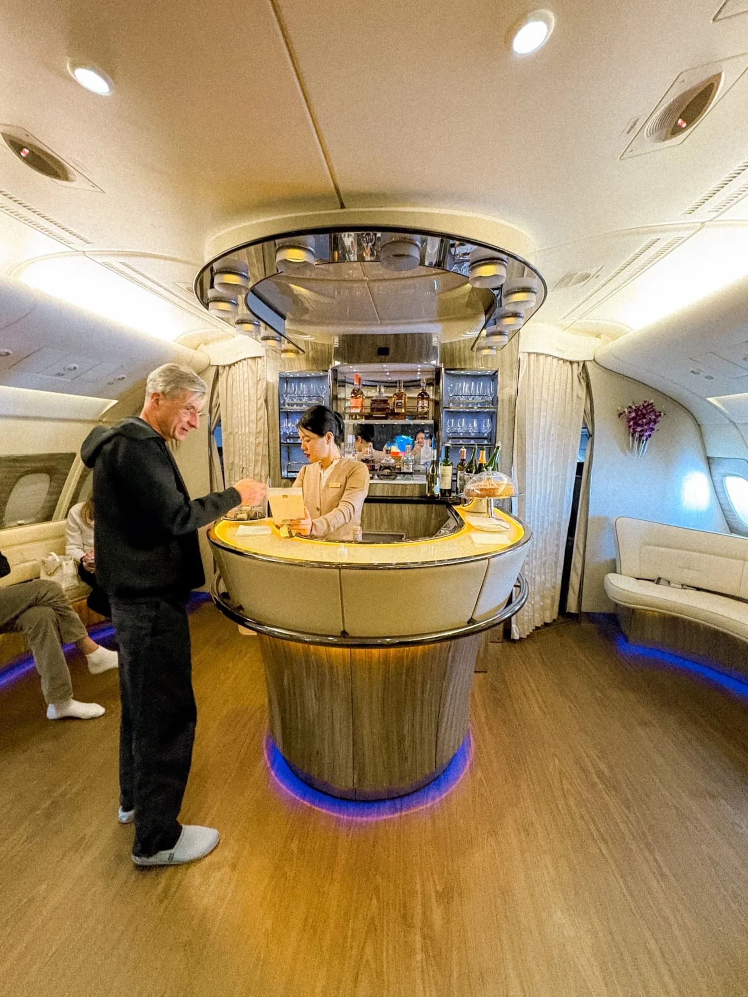 Emirates Business A380 - lounge bar.jpg