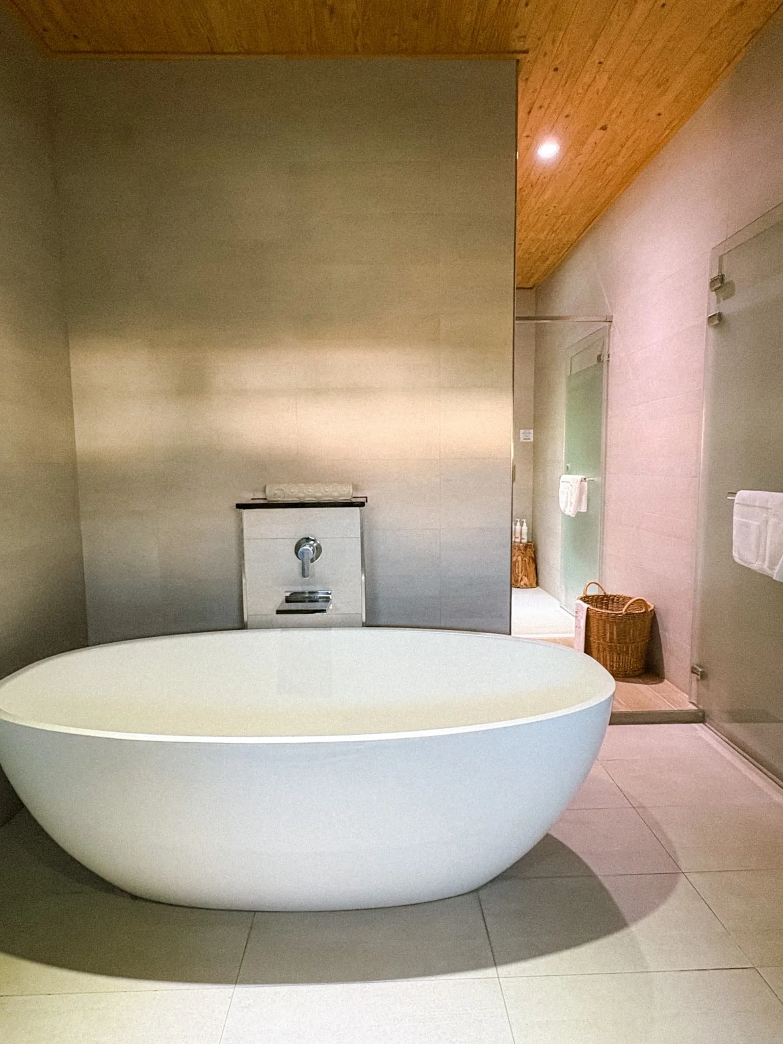 SkyeBay Club - bathtub.jpg