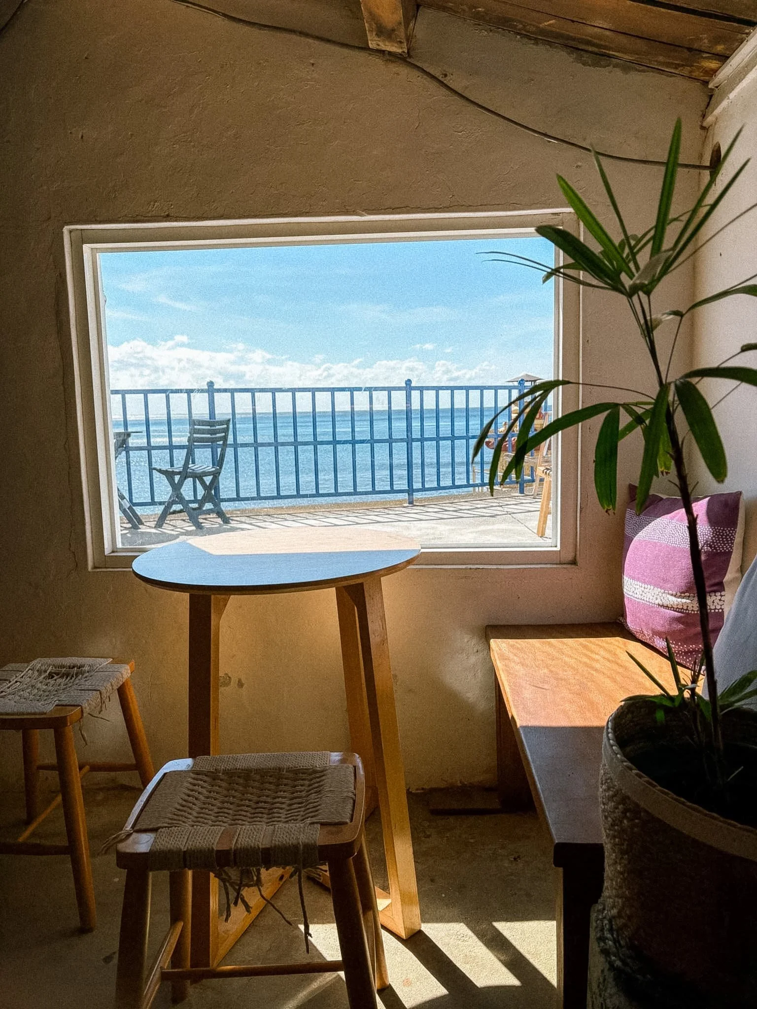 OCT.SUN Kenting - interior window beach.jpg