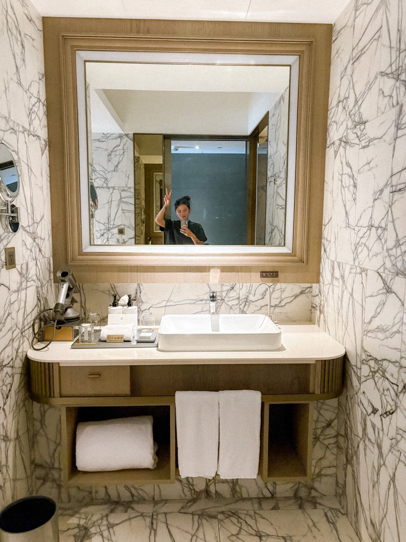 InterContinental Kaohsiung - bathroom Melinda.jpg