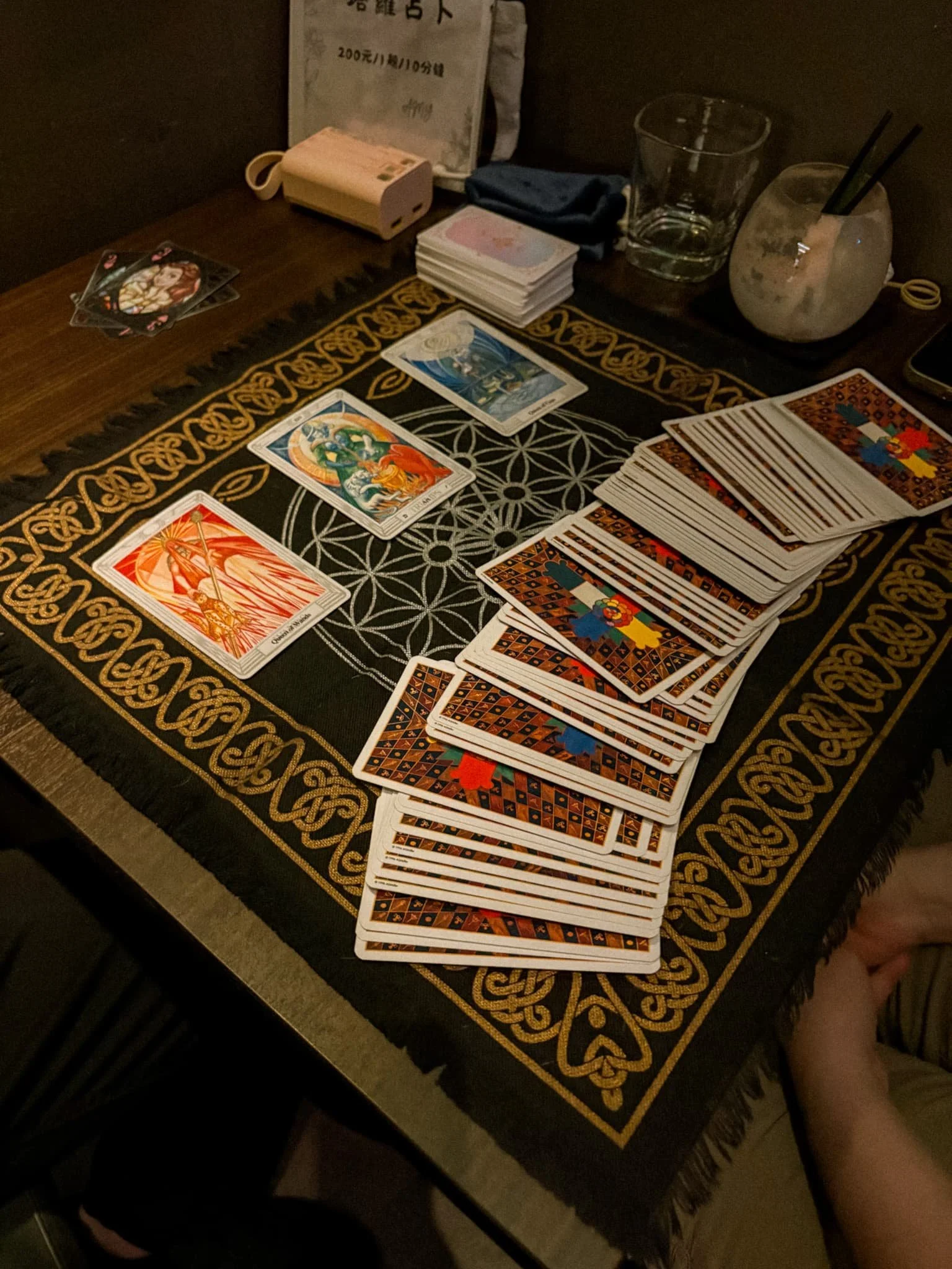Bar Doorlight Kaohsiung - tarot card reading.jpg