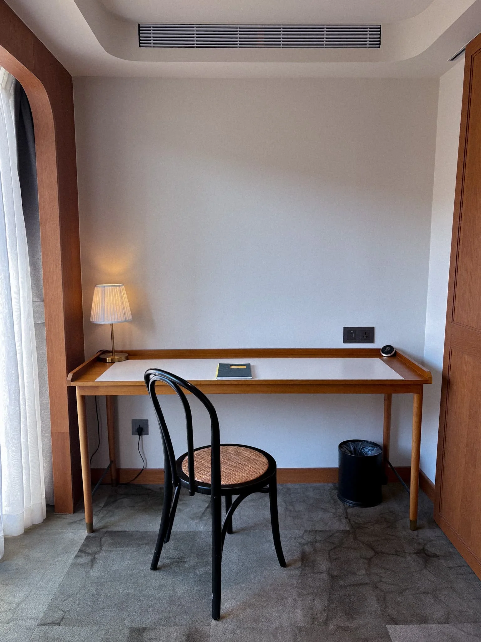 Provintia Hotel Tainan - desk.jpg