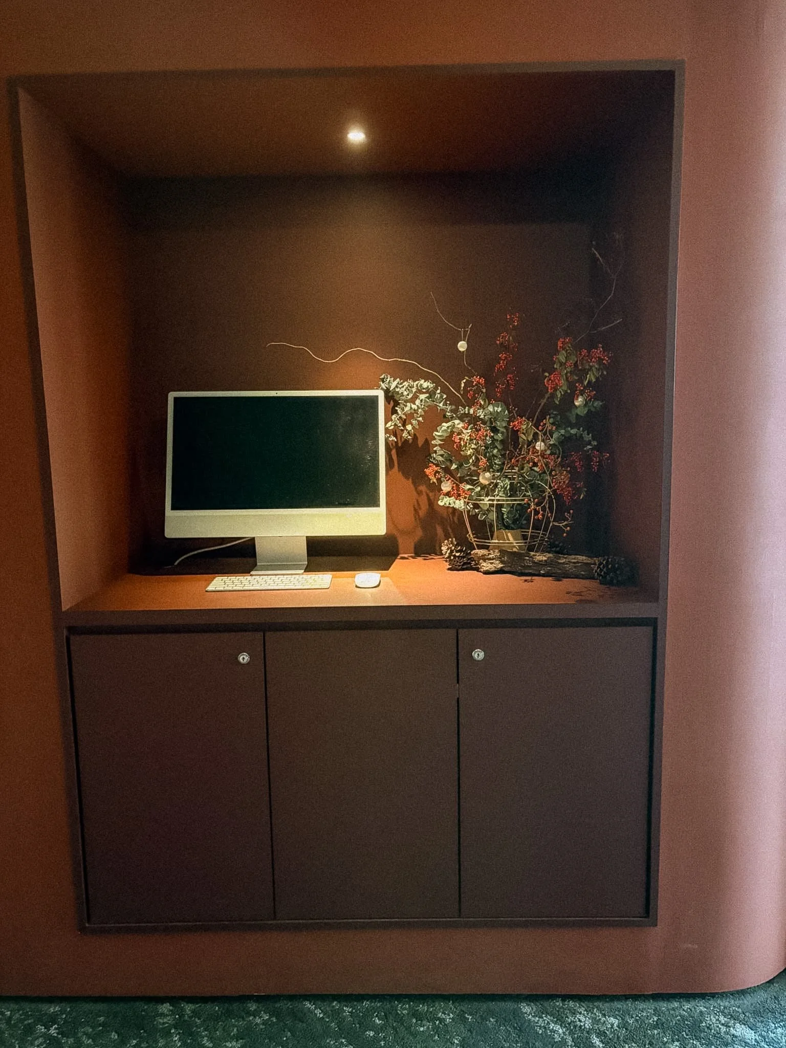Provintia Hotel Tainan - iMac work computer.jpg