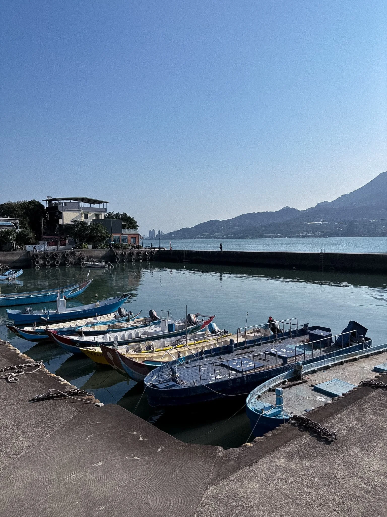 Tamsui harbor fishing boats.jpg