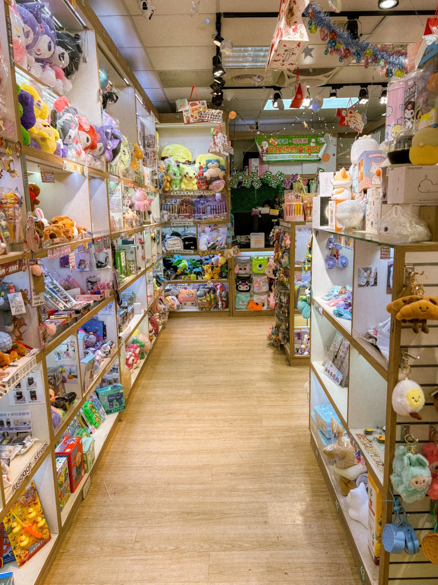 Kawaii small business store inside Raohe