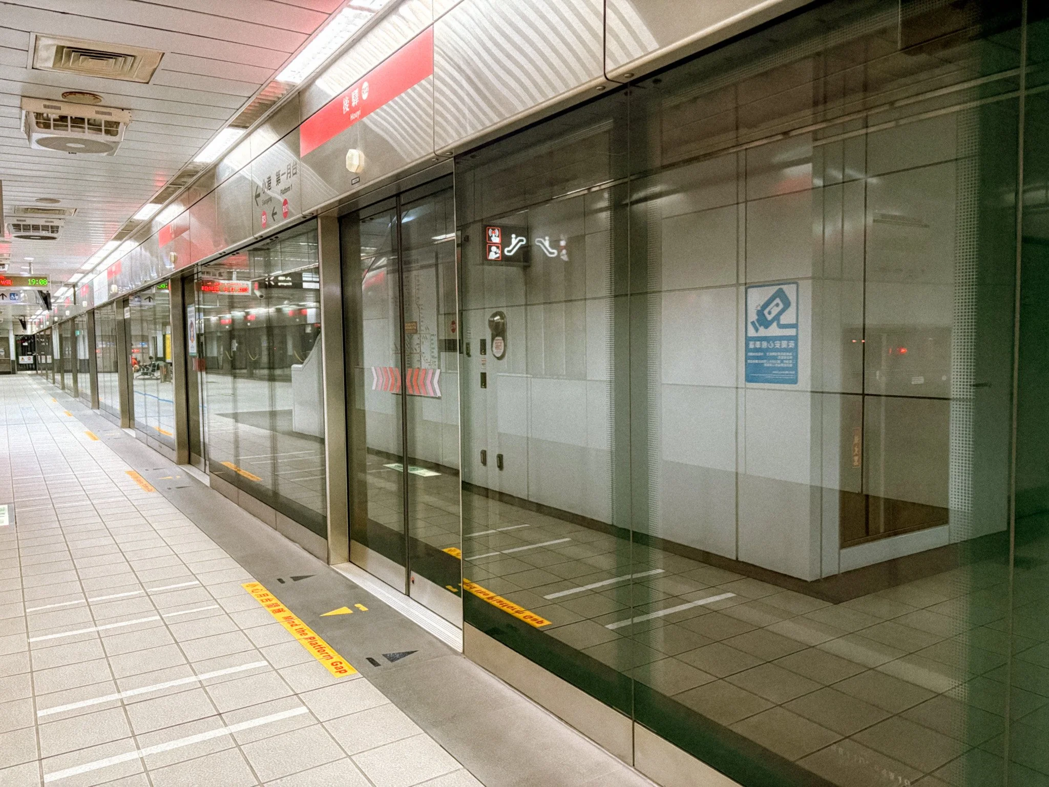 Platform screen doors at a Taiwan MRT station protecting passengers while waiting for the train