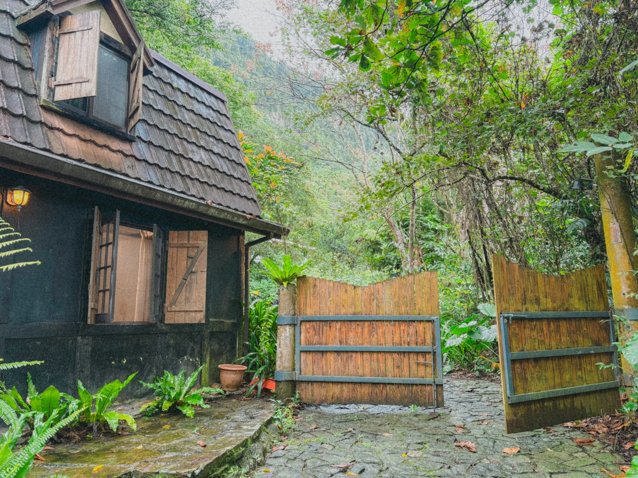 Deep Breath B&B cottage entrance and fence leading to mountain parking area in Hualien