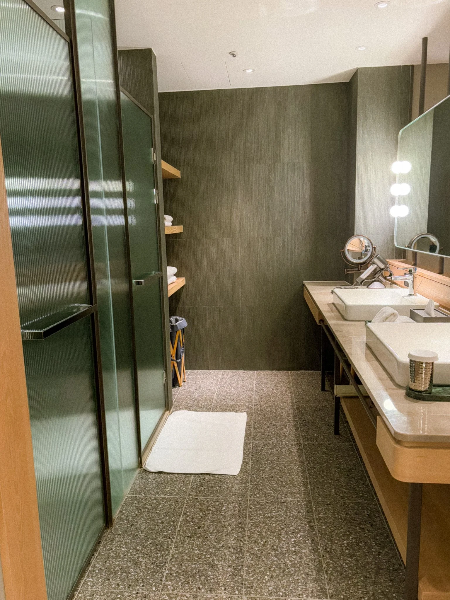 TAi Urban Resort - Superior Room - bathroom.jpg
