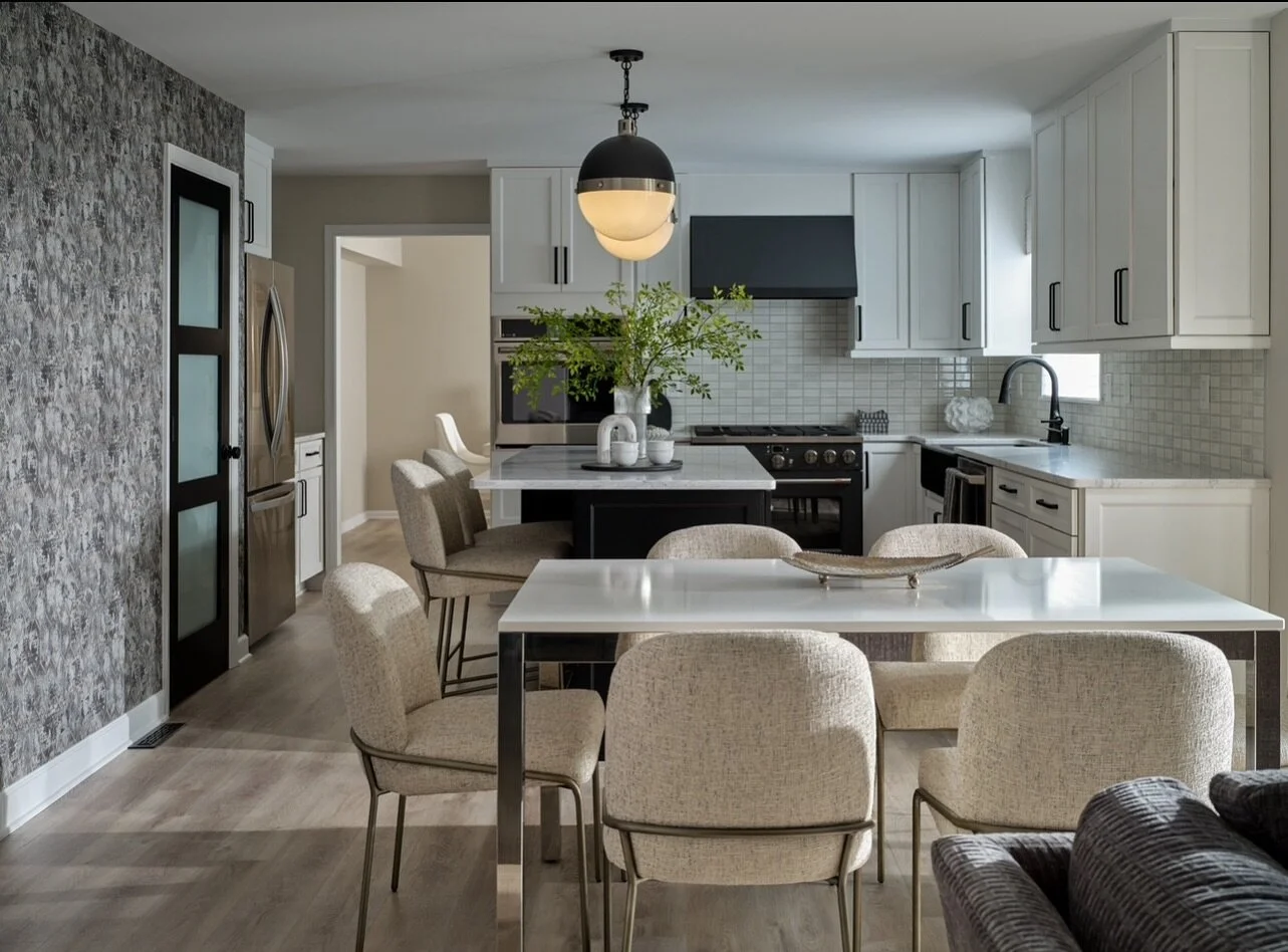 Parisian Vibes ✨
.
.
.
The natural light plus this amazing pendant, gives us Parisian vibes 🤍🤍🤍
.
.
.
#renovation 
#remodel 
#blackandwhitekitchen 
#kitchen 
#kitchendesign 
#interiors 
#interiordesign 
#bellabhomedesigns 
#bbhd 
.
.
.
📸 @giannel
