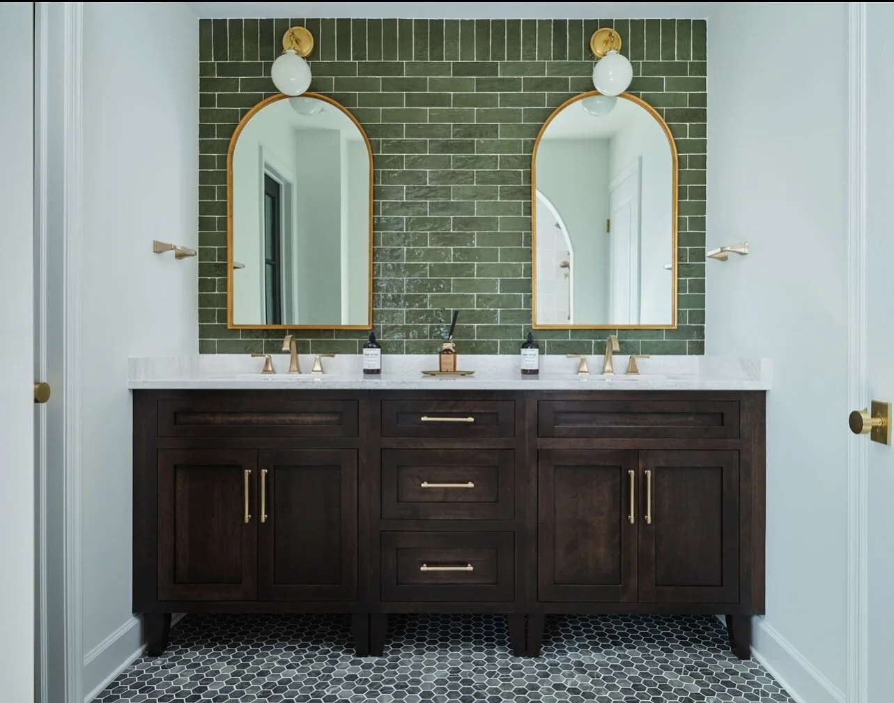 Chic ✨
.
.
.
Vintage updated glam is what we like to call this primary bathroom! 
.
.
.
#primarybathroom 
#newconstruction 
#renovation 
#green 
#tiles 
#vanity 
#interior 
#interiordesign 
#design 
#bellabhomedesigns 
#bbhd 
.
.
.
📸 @giannelliphoto