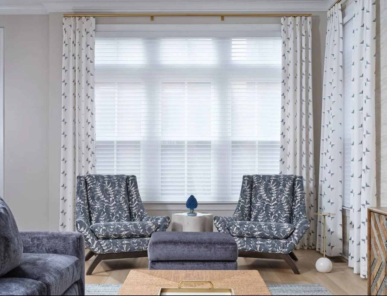 Vibes ✨
.
.
.
Light and bright vibes throughout this open concept first floor ✨✨✨
.
.
.
#livingroom 
#openconcept 
#blue 
#windowtreatments 
#newbuild 
#newconstruction 
#interior 
#interiordesign 
#design 
#bellabhomedesigns 
#bbhd 
.
.
.
📸 @gianne