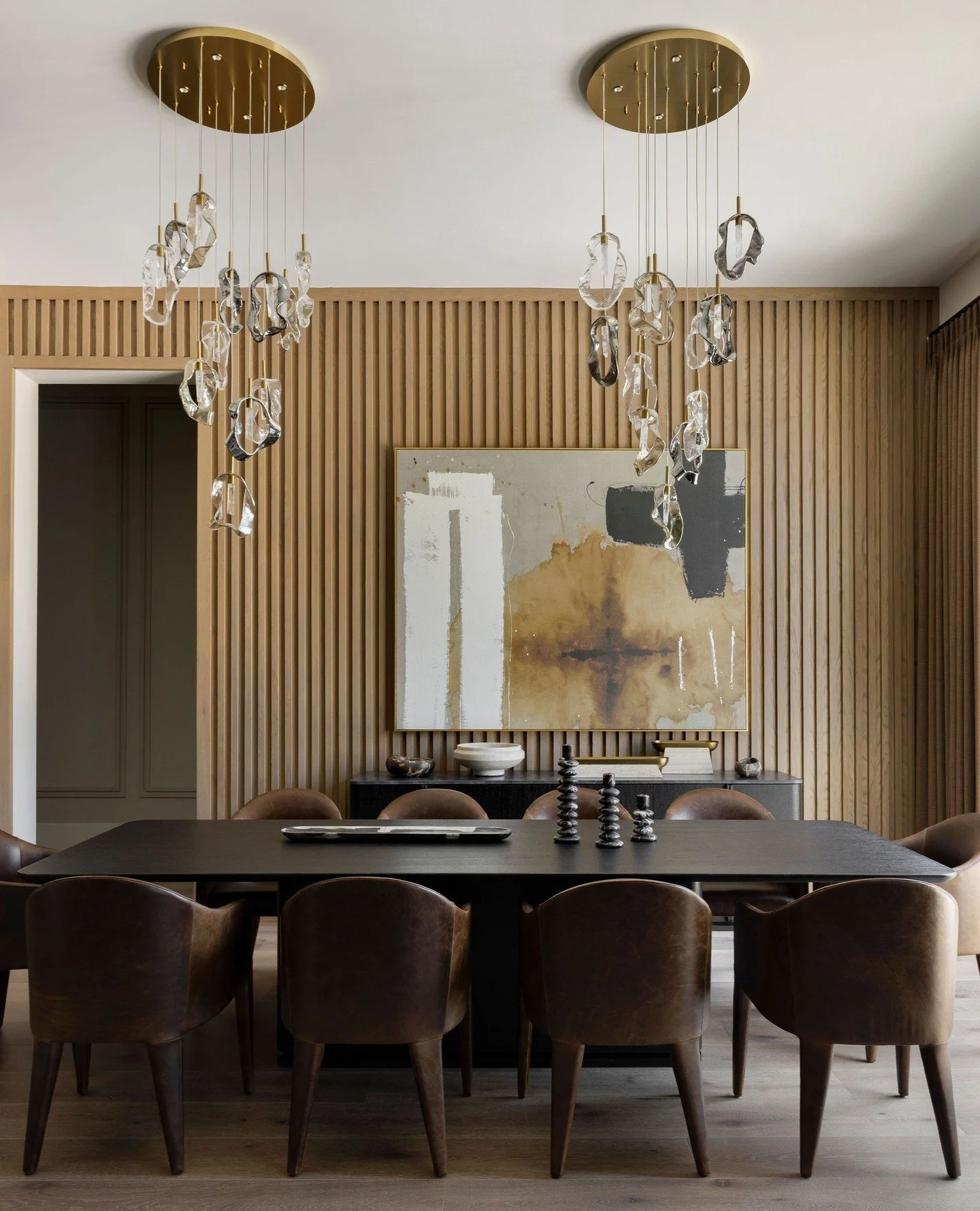 Anyone else already thinking about who&rsquo;s sitting where at Thanksgiving? 🦃⁠
⁠
This dining room was made for the season of full tables, second helpings, and dinners that last way longer than planned.⁠
⁠
Builder: @schumacherhomes_llc⁠
📸: @caroli
