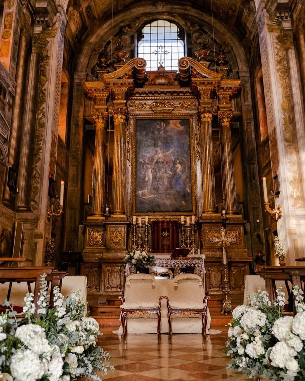 Il fascino di sposarsi in un piccolo Santuario &eacute; qualcosa di profondamente romantico e intimo ❤️
N+F 
&bull;
&bull;
#maladesignstudio#weddinginspiration#weddingflowers#weddingchurchdecor#sassuolo#matrimonio#weddingplanner#weddingdecor