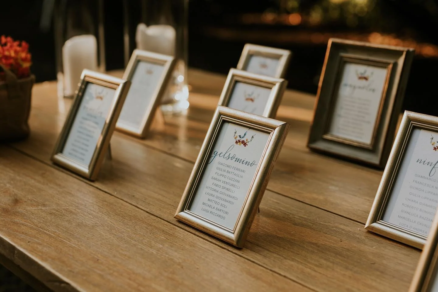 Un tableau semplice immerso nella natura 💐 
Planning &amp; design @maladesign.studio
Fiori: @madaevents
Illustrazioni: @dododesig_co 
&bull;
&bull;
#maladesignevent#maladesignplanner#francescamalagoliwedding#bride #decor #destinationwedding #engagem