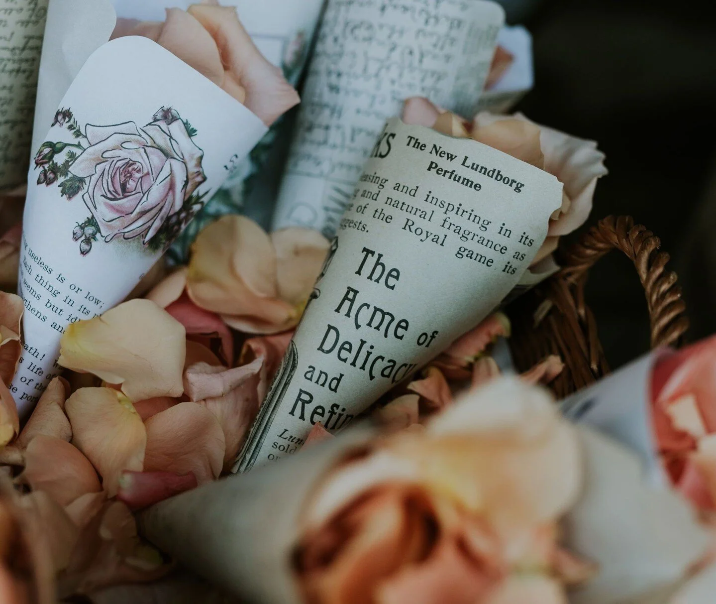 Coni di riso e petali. Realizzati a mano con carte vintage❣️ 
CA&amp;F 
&bull;
&bull;
#maladesignevent#maladesignplanner#francescamalagoliwedding#rice #bridetobe #flower #destinationwedding #engagement #italywedding #weddingaltar #prewedding #wedding