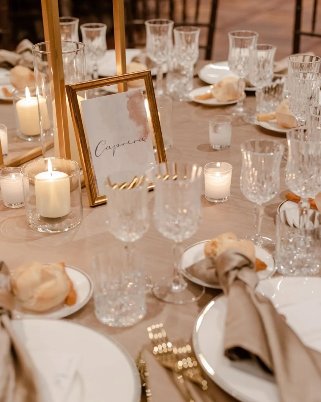 Matrimonio autunnale che sapeva ancora di estate ☀️ Per la cena nella meravigliosa @villacavazza ho pensato a composizioni alte e tavolate dai colori naturali. 
&bull;
&bull;
&bull;
#maladesignevent#maladesignplanner#francescamalagoliwedding#bride #b