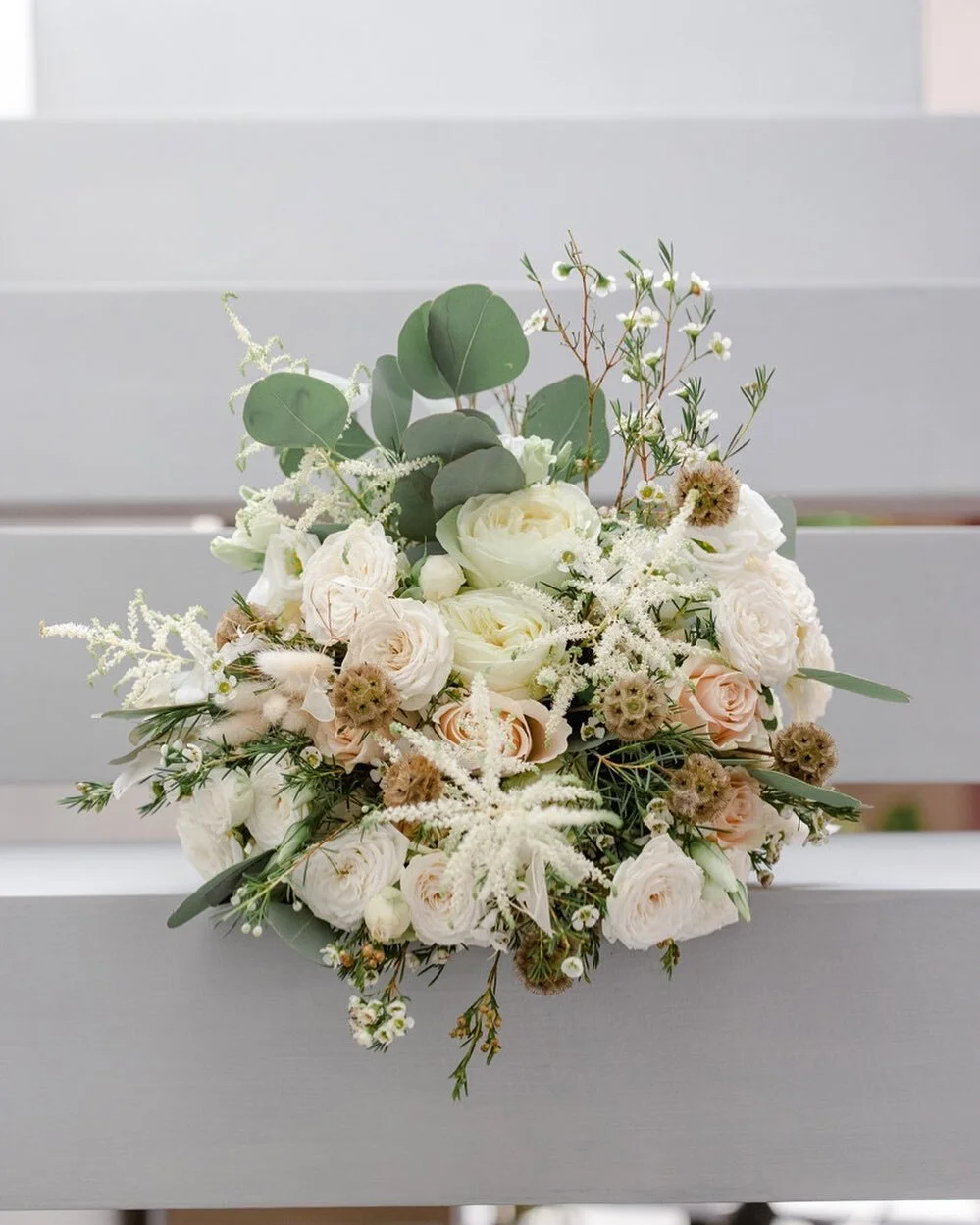 Il bouquet di Federica &egrave; nato ispirandosi alla vegetazione e all'immaginario della Sardegna. Maladesign ha scelto le essenze, ponderando le cromie e garantendo la coerenza progettuale della palette. 
&bull;
&bull;
#maladesignwedding#bride #bri