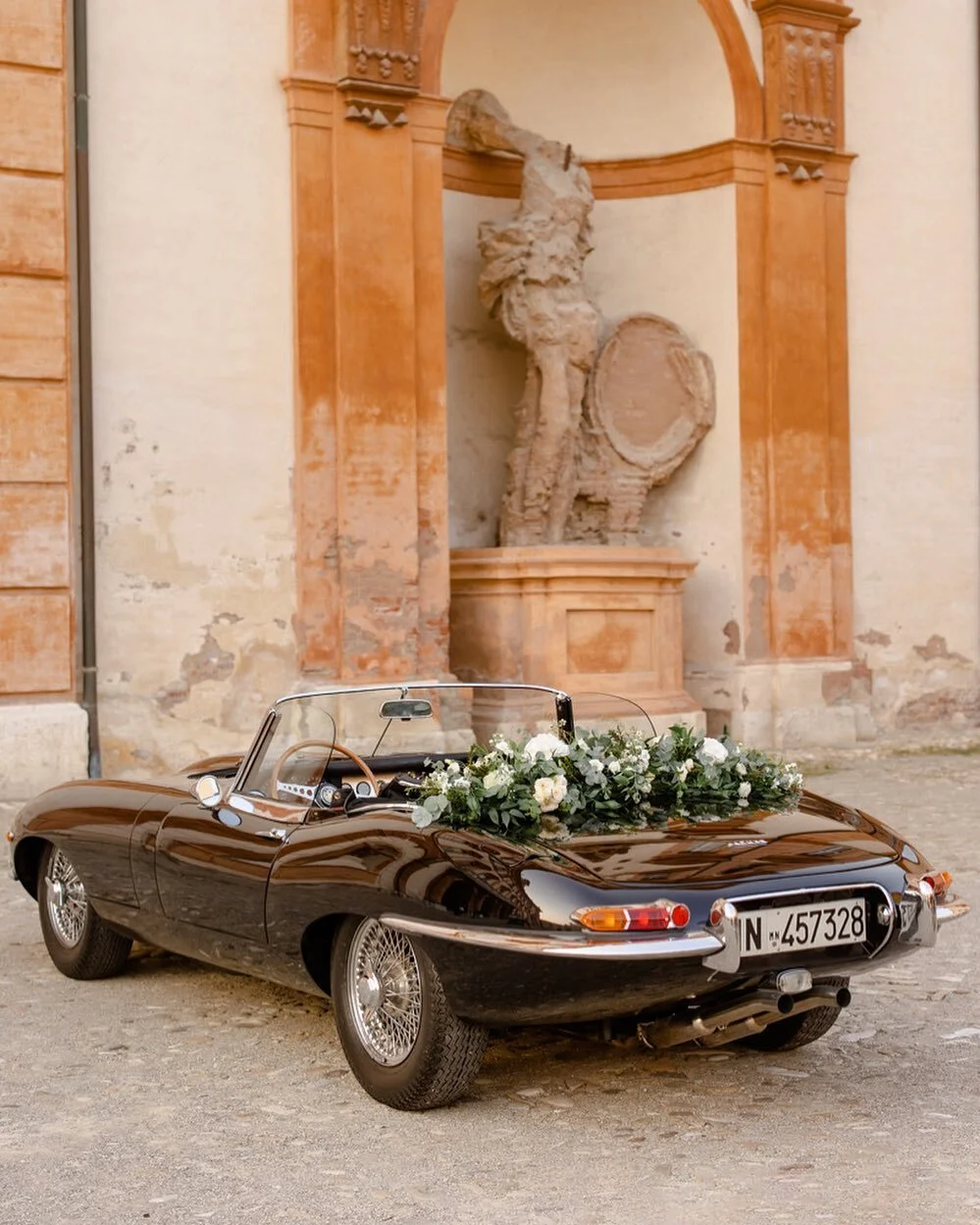 La macchina degli sposi &egrave; sempre un elemento di grande richiamo. Se poi &egrave; un auto storica...bh&egrave; questa &egrave; tutta un'altra storia 🌸 design &amp; planning @maladesign.studio flower by @malverdi_project 
&bull;
&bull;
#vintage