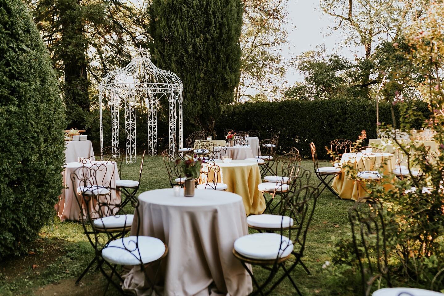 Piccoli tavoli colorati nella magnifica cornice di @villacoccapanipignattimorano e l&rsquo;aperitivo &eacute; servito ed &eacute; pura magia 👒 #eventplanner#eventdesign#wedding#weddinginspiration#maladesign#eventdesign