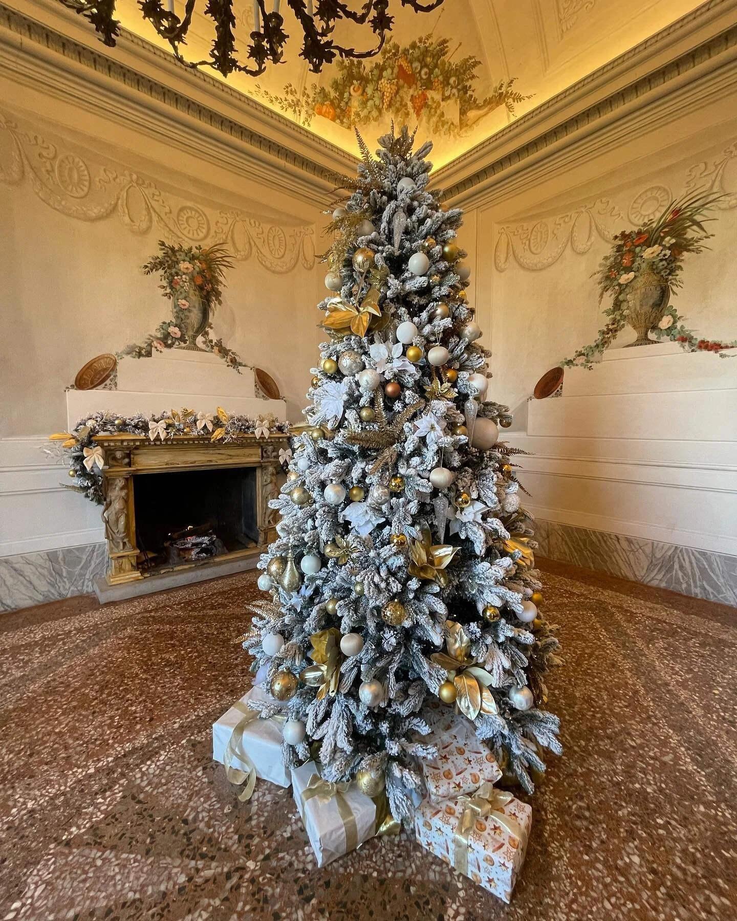 Crystalized Golden Christmas lunch 2022 #christmastree#christmas#christmasevent#christmastreedecorating#christmasdecor#gold#white#christmasfamily#eventbymaladesign