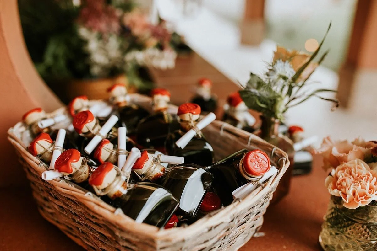 Aceto balsamico con monogramma personalizzato&hellip;un l&rsquo;idea semplice &egrave; sempre vincente!😋 Sei alla ricerca di bomboniere originali e utili per il tuo matrimonio? Contattaci per trovare l&rsquo;idea e supportarti nella realizzazione di