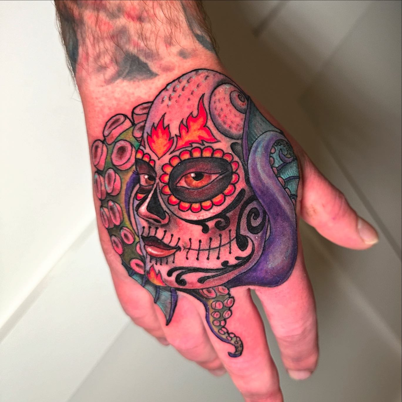 Aquatic sugar skull from this morning!
.
.
.
#Tattoo #sacredarttattooct #ct #ctink #connecticut #connecticuttattoos #blackandgreytattoo #thevalley #peakneedles 
#bishoprotary