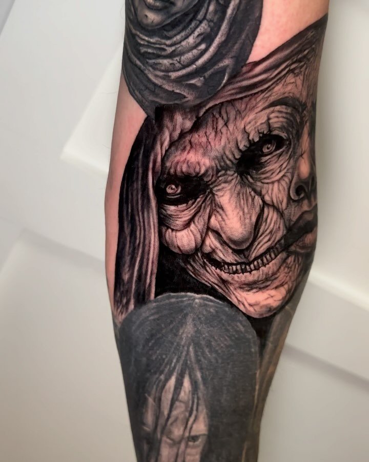 Had a blast putting together this trippy creep show. 
.
.
.
#Tattoo #sacredarttattooct  #ctink #inked #connecticuttattoos #blackandgreytattoo #peakneedles 
#satlikeachamp #tattooidea #darkart #horrortattoo