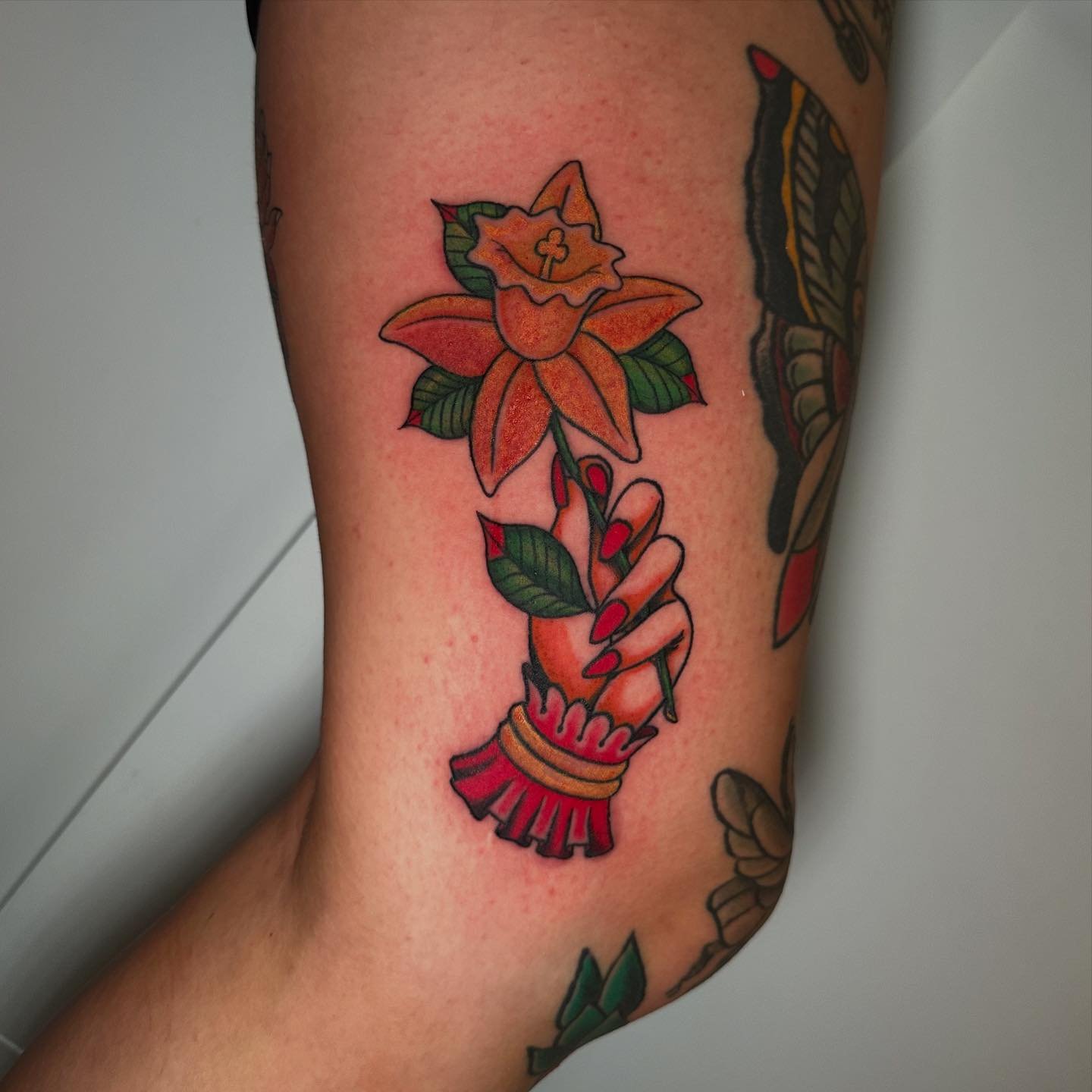 Little bloody trad daffodil and hand from yesterday .
.
.
.
#tattoo #colortattoo #blackandgreytattoo #tatted #ctink #inked #tattooidea #americantraditionaltattoo #sacredarttattoo